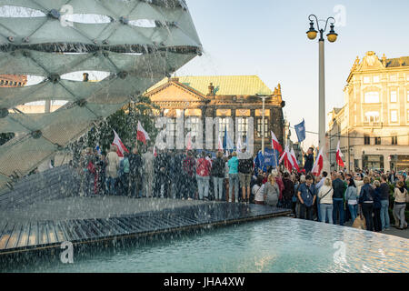 Poznan, Pologne. Jul 13, 2017. En protestation contre Poznan nouvelle loi adoptée par le parti conservateur PIS - violation de l'indépendance des tribunaux en Pologne. Protestation contre la destruction des pouvoirs Division Comité de protestation de la démocratie Défense Kod Poznan Pologne Crédit : Szymon Mucha/Alamy Live News Banque D'Images