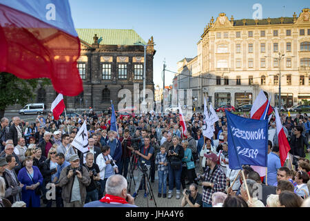 Poznan, Pologne. Jul 13, 2017. En protestation contre Poznan nouvelle loi adoptée par le parti conservateur PIS - violation de l'indépendance des tribunaux en Pologne. Protestation contre la destruction des pouvoirs Division Comité de protestation de la démocratie Défense Kod Poznan Pologne Crédit : Szymon Mucha/Alamy Live News Banque D'Images