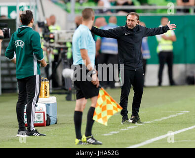 Budapest, Hongrie. Le 13 juillet, 2017. L'entraîneur-chef Thomas Doll (R) de Ferencvarosi TC soutient avec le quatrième officiel Fedayi San (L) au cours de l'UEFA Europa League Deuxième tour de qualification 1ère manche match entre Ferencvarosi TC et FC Midtjylland de Groupama Arena le 13 juillet 2017 à Budapest, Hongrie. Credit : Laszlo Szirtesi/Alamy Live News Banque D'Images