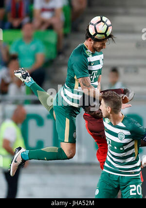 Budapest, Hongrie. Le 13 juillet, 2017. Paul Onuachu (R2) de la FC Midtjylland rivalise pour la balle en l'air avec Zoltan Gera # 20 de Ferencvarosi TC et Batik Bence (L) de Ferencvarosi TC au cours de l'UEFA Europa League Deuxième tour de qualification 1ère manche match entre Ferencvarosi TC et FC Midtjylland de Groupama Arena le 13 juillet 2017 à Budapest, Hongrie. Credit : Laszlo Szirtesi/Alamy Live News Banque D'Images