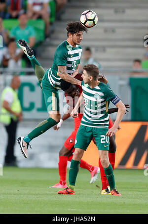 Budapest, Hongrie. Le 13 juillet, 2017. Paul Onuachu (R2) de la FC Midtjylland rivalise pour la balle en l'air avec Zoltan Gera # 20 de Ferencvarosi TC et Batik Bence (L) de Ferencvarosi TC au cours de l'UEFA Europa League Deuxième tour de qualification 1ère manche match entre Ferencvarosi TC et FC Midtjylland de Groupama Arena le 13 juillet 2017 à Budapest, Hongrie. Credit : Laszlo Szirtesi/Alamy Live News Banque D'Images