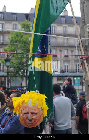 Paris, France Juillet 13th, 2017 - Paris mobilisent contre la visite officielle du Président Donald Trump à Paris, ont une réunion à la place de la République. Les manifestants étaient en colère contre le président français Macron parce qu'il a invité le président de l'atout français National Day, le 14 juillet. Credit : Fausto Marci/Alamy Live News Banque D'Images