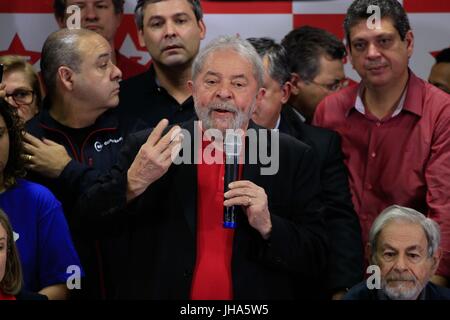 Sao Paulo, Brésil. Jul 13, 2017. L'ancien Président du Brésil, Luis Inacio Lula da Silva s'exprime par les partisans d'un jour après avoir été condamné à la prison au siège du Parti des travailleurs le 13 juillet 2017 à Sao Paulo, Brésil. Da Silva a reçu une peine de neuf ans avec six mois de prison après avoir été reconnu coupable de corruption et blanchiment de capitaux dans le cas 'Triplex'. Brésil : Crédit Photo Presse/Alamy Live News Banque D'Images