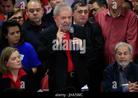 Sao Paulo, Brésil. Jul 13, 2017. L'ancien Président du Brésil, Luis Inacio Lula da Silva s'exprime par les partisans d'un jour après avoir été condamné à la prison au siège du Parti des travailleurs le 13 juillet 2017 à Sao Paulo, Brésil. Da Silva a reçu une peine de neuf ans avec six mois de prison après avoir été reconnu coupable de corruption et blanchiment de capitaux dans le cas 'Triplex'. Brésil : Crédit Photo Presse/Alamy Live News Banque D'Images