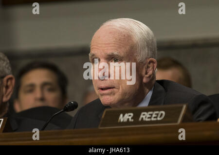 Washington, District de Columbia, Etats-Unis. 11 juillet, 2017. Le sénateur John Mccain (R-AZ) parle avant Richard Spenser témoigne devant la Commission des forces armées du Sénat au cours de son audience de confirmation pour devenir secrétaire de la Marine sur Capitol Hill le 11 juillet 2017. Crédit : Alex Edelman/ZUMA/Alamy Fil Live News Banque D'Images