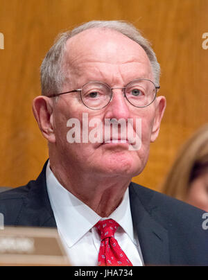 Le sénateur Lamar Alexander (républicain du Tennessee) Président, Comité du Sénat américain sur la santé, l'éducation, du travail, et les pensions, écoute l'Patrick Pizzella témoigne sur sa nomination en qualité de secrétaire adjoint du Travail ; et Marvin Kaplan et William Emanuel témoigner sur leurs candidatures comme membres de la Commission nationale des relations de travail devant le comité sur la colline du Capitole à Washington, DC le Jeudi, Juillet 13, 2007 Credit : Ron Sachs/CNP /MediaPunch Banque D'Images