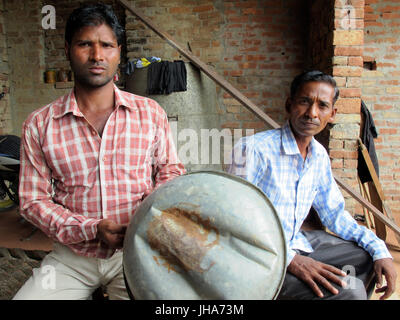 Shabbirpur, Inde. 6 juillet, 2017. Srikanth, un membre de la caste des Dalits, tenant une casserole avec qui il a protégé sa femme enceinte d'une attaque par les membres d'une caste plus élevée avec des barres de fer, dans le village nordique d'Shabbirpur, Inde, le 6 juillet 2017. Les deux candidats à l'élection présidentielle indien le 17 juillet sont des Dalits. Les Dalits, qui ont été officiellement dénommé 'intouchables', toujours face à la discrimination. Photo : Siddhartha Kumar/dpa/Alamy Live News Banque D'Images