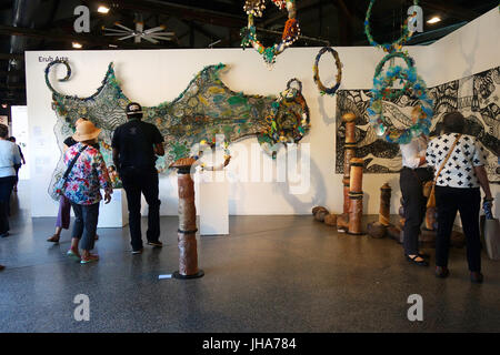 Cairns, Australie. 14 juillet 2017. Les foules affluent vers cette année, la foire d'art autochtone de Cairns, qui dispose d'artistes et des groupes de la région nord du Queensland et de la péninsule du Cap York. Les œuvres présentées comprennent les articles fabriqués à partir de filets fantômes recueillis autour de l'Île Erub dans le détroit de Torres. Credit : Suzanne de Long/Alamy Live News Banque D'Images