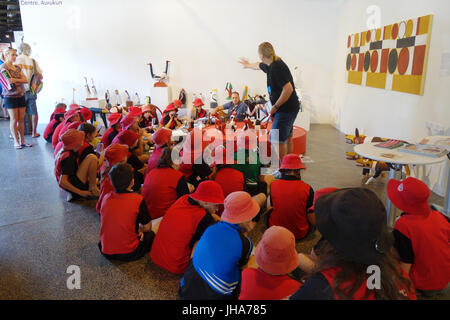 Cairns, Australie. 14 juillet 2017. Les foules affluent vers cette année, la foire d'art autochtone de Cairns, qui dispose d'artistes et des groupes de la région nord du Queensland et de la péninsule du Cap York. Ici les écoliers apprennent à propos œuvres produites par la communauté Aurukun. Credit : Suzanne de Long/Alamy Live News Banque D'Images