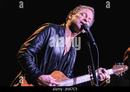 Hamilton, ON, Canada. 7 Oct, 2008. 07 octobre 2008 - Hamilton, Ontario, Canada. Guitariste et chanteur de Fleetwood Mac, Lindsey Buckingham joue sur la scène à Hamilton Place Theatre. Crédit photo : Brant/Perniac Perniac AdMedia Crédit : Brant/AdMedia/ZUMA/Alamy Fil Live News Banque D'Images