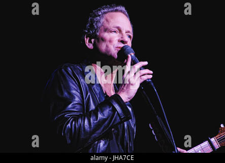 Hamilton, ON, Canada. 7 Oct, 2008. 07 octobre 2008 - Hamilton, Ontario, Canada. Guitariste et chanteur de Fleetwood Mac, Lindsey Buckingham joue sur la scène à Hamilton Place Theatre. Crédit photo : Brant/Perniac Perniac AdMedia Crédit : Brant/AdMedia/ZUMA/Alamy Fil Live News Banque D'Images