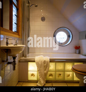 Salle de bains moderne avec fenêtre circulaire Banque D'Images