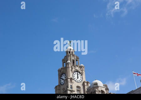 À la recherche jusqu'à la Royal Liver Building à Liverpool Banque D'Images