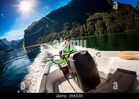 Femme au volant d'un bateau à moteur. Fjord de Geiranger, Belle Nature Norvège.vacances d'été. Banque D'Images
