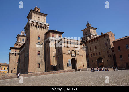 FERRARA, ITALIE - Juin 2017 : vue sur Château d'Este à Ferrare, ville. Castello Estense château Estense, Castello di San Michele, St Michael à douves du château château médiéval dans le centre de la ville Banque D'Images