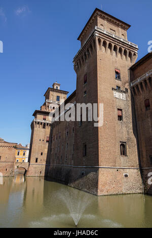 FERRARA, ITALIE - Juin 2017 : vue sur Château d'Este à Ferrare, ville. Castello Estense château Estense, Castello di San Michele, St Michael à douves du château château médiéval dans le centre de la ville Banque D'Images