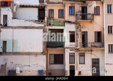 L'arrière d'un immeuble en brique abandonnés à Manhattan, révélant la dégradation du milieu urbain, l'escalier de secours et de graffitis sur la façade. Banque D'Images