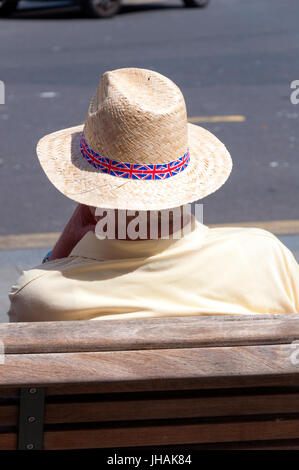Homme portant un chapeau de paille avec Union Jack les drapeaux sur elle. Bath, Somerset, England, UK Banque D'Images