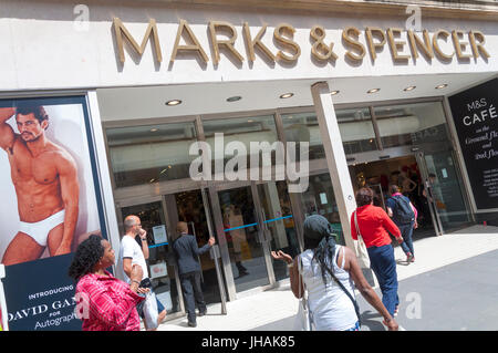 Marks and Spencer shop store façade à Bath, Somerset, England, UK Banque D'Images