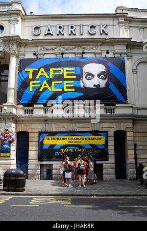 Face bandes montrant au London's Garrick Theatre au cours de l'été 2017. Banque D'Images