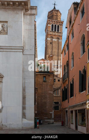 Du vrai Venise - la clocher de l'église de Santo Stefano (Saint Etienne) dans le Sestiere de San Marco area Banque D'Images