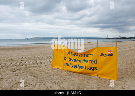 Un avis de sécurité pour les baigneurs sur la plage de Bournemouth en Angleterre, Dorest. Banque D'Images