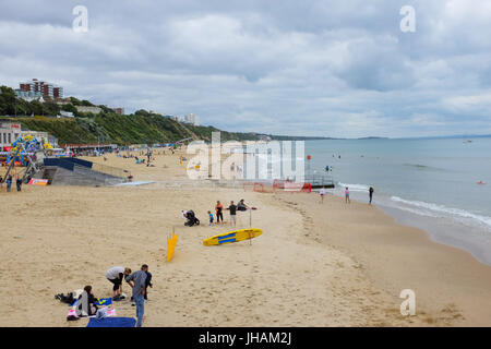 La plage de Bournemouth prises à partir de la jetée de Bournemouth, à l'Est, vers Boscombe, dans le Dorset, en Angleterre. Banque D'Images