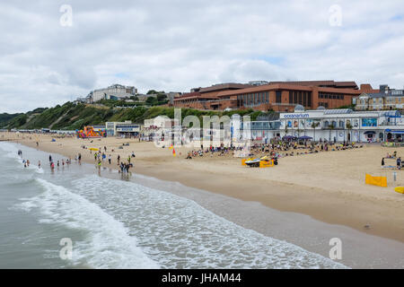 Plage Durley Chine à Bournemouth, y compris le centre international de Bournemouth. Banque D'Images