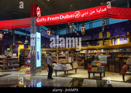 Boutiques et de shopping et à l'aéroport international de Dubaï. Banque D'Images