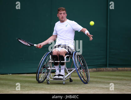 Alfie Hewett en action pendant le fauteuil roulant des célibataires contre Nicolas Peifer au jour 10 de la Wimbledon à l'All England Lawn Tennis et croquet Club, Wimbledon. Banque D'Images