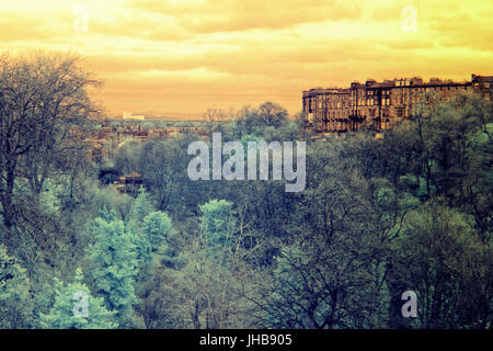 Edinburgh, Royaume-Uni caméra infra rouge de style gothique en terrasses jardins Doyen tènements près de Dean Village sur l'eau de Leith infrared Banque D'Images