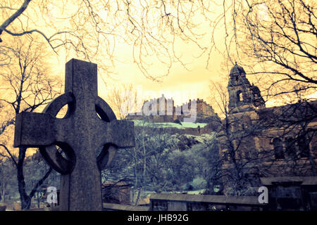 Edinburgh, Royaume-Uni caméra infra rouge de style gothique du château depuis le cimetière de princes Street Banque D'Images