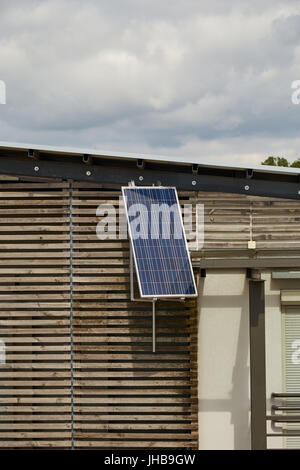La batterie solaire est installé sur la façade d'un petit immeuble Banque D'Images
