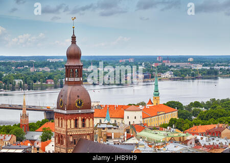 Vue de la ville de Riga à partir de ci-dessus, y compris la tour de la Cathédrale du Dôme Banque D'Images