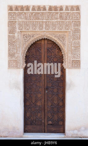 Entrée de la femme dans les chambres de la Cour des Myrtes (Patio de los Arrayanes), aussi connu sous le patio de l'étang (Patio del Estanque) dans le Palais de Comares (Palacio de Comares) dans le complexe des palais nasrides (Palacios Nazaríes) à l'Alhambra à Grenade, Andalousie, espagne. Banque D'Images