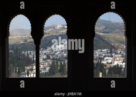 El Albayzin district représenté par les fenêtres de l'oratoire du Mexuar (Oratorio del Mexuar) dans le complexe des palais nasrides (Palacios Nazaríes) à l'Alhambra à Grenade, Andalousie, espagne. Banque D'Images