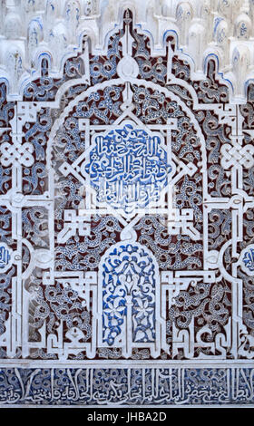 Arabesque dans le mirador du Le Daraxa (Mirador de Le Daraxa) dans le Palais des Lions (Palacio de los Leones) dans le complexe des palais nasrides (Palacios Nazaríes) à l'Alhambra à Grenade, Andalousie, espagne. Banque D'Images