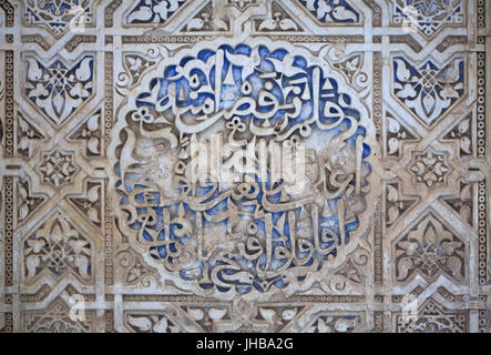 Arabesque dans le hall de l'Ajimeces (Sala de los Ajimeces) dans le Palais des Lions (Palacio de los Leones) dans le complexe des palais nasrides (Palacios Nazaríes) à l'Alhambra à Grenade, Andalousie, espagne. Banque D'Images