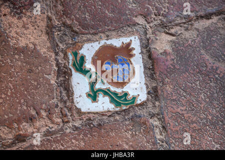 Comme le symbole de Grenade Grenade représenté dans le tin-vitrages tuile peinte appelés Azulejos sur le plancher dans le Patio de Lindaraja (Patio de Lindaraja) dans le Palais des Lions (Palacio de los Leones) dans le complexe des palais nasrides (Palacios Nazaríes) à l'Alhambra à Grenade, Andalousie, espagne. Banque D'Images