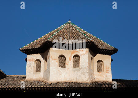 De Dôme dans le hall de l'Abencerrajes (Sala de los Abencerrajes) dans le Palais des Lions (Palacio de los Leones) dans le complexe des palais nasrides (Palacios Nazaríes) sur la photo du jardin du Partal (Jardines del partal) à l'Alhambra à Grenade, Andalousie, espagne. Banque D'Images