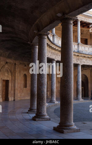 Cour intérieure du palais de Charles Quint (Palacio de Carlos V) conçu par l'architecte de la Renaissance espagnole Pedro Machuca dans le complexe de l'Alhambra à Grenade, Andalousie, espagne. Banque D'Images