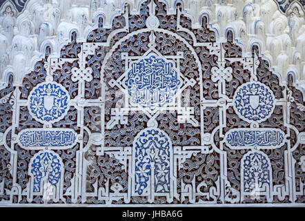 Arabesque dans le mirador du Le Daraxa (Mirador de Le Daraxa) dans le Palais des Lions (Palacio de los Leones) dans le complexe des palais nasrides (Palacios Nazaríes) à l'Alhambra à Grenade, Andalousie, espagne. Banque D'Images