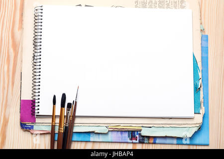 Ordinateur portable blanc, brosses et vieux papier feuille sur une surface en bois Banque D'Images