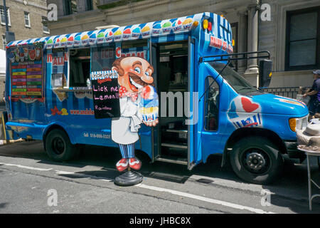 Oncle Louie G et son camion italien gastronomique vente ices & ice cream, sur Washington Square North, une rue adjacente au parc dans la ville de New York. Banque D'Images