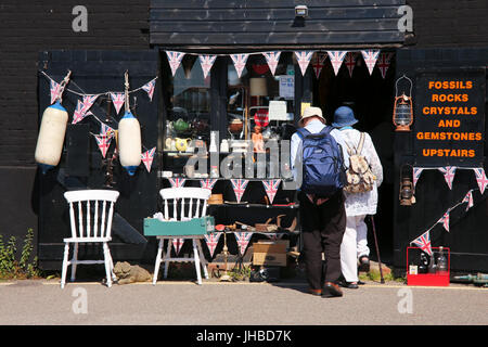La recherche d'affaires dans le Strand, le seigle. Photo de Kim Craig. Banque D'Images