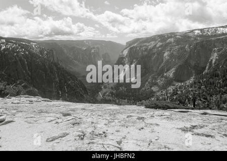 Le noir et blanc sur les montagnes à Yosemite après 16 km de randonnée sur Yosemite Falls sentier menant au sommet de l'Amérique du Dome - Photographie par Paul Toillion Banque D'Images