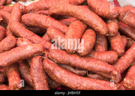 Tas de saucisses fumées sur le marché Banque D'Images