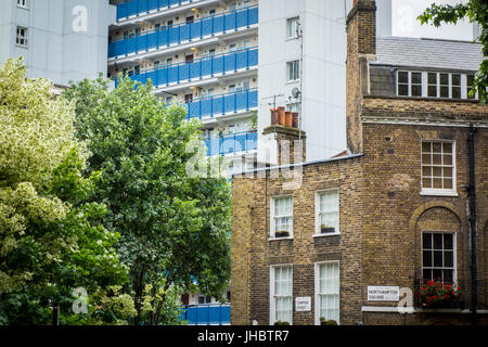 Contraste d'Gerorgian avec logement Le logement social la tour derrière. Northampton Square, Clerkenwell, London, UK Banque D'Images