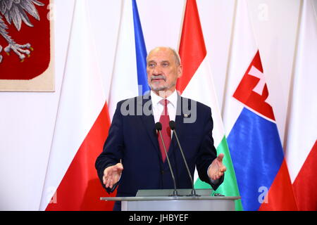 Groupe de Visegrad V4 Minitres de la Défense tiendra réunion officielle. La ministre polonaise Antoni Macierwicz reçu Ministre hongrois Istvan Simicsko, Ministre slovaque Peter Gajdos et ministre tchèque Martin Stropnicky à Varsovie. La présidence de la V4 a été officiellement remis à la Hongrie. (Photo par Jakob Ratz / Pacific Press) Banque D'Images