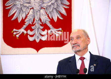 Groupe de Visegrad V4 Minitres de la Défense tiendra réunion officielle. La ministre polonaise Antoni Macierwicz reçu Ministre hongrois Istvan Simicsko, Ministre slovaque Peter Gajdos et ministre tchèque Martin Stropnicky à Varsovie. La présidence de la V4 a été officiellement remis à la Hongrie. (Photo par Jakob Ratz / Pacific Press) Banque D'Images